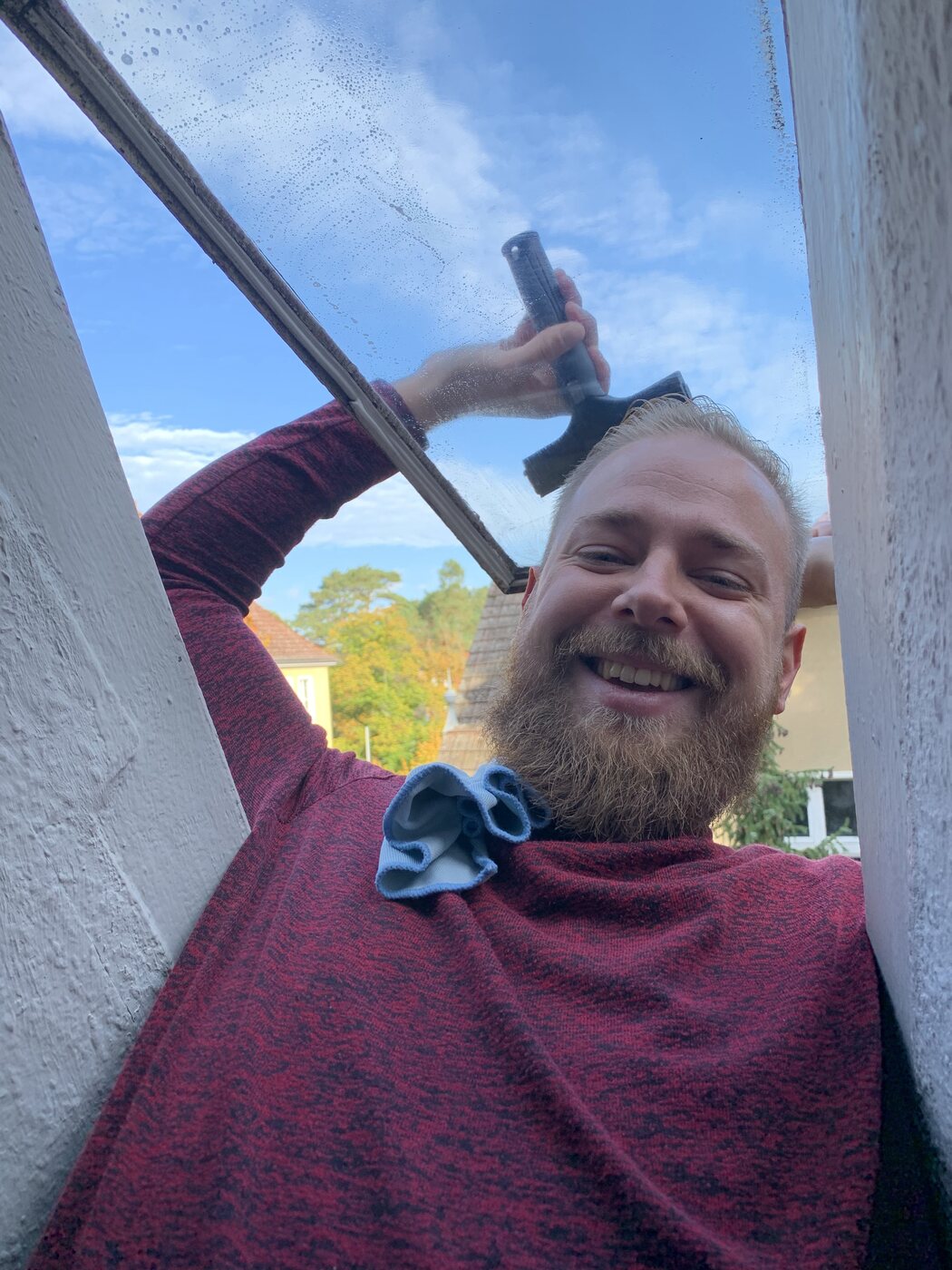 Steffen Kinner bei der professionellen Glasreinigung